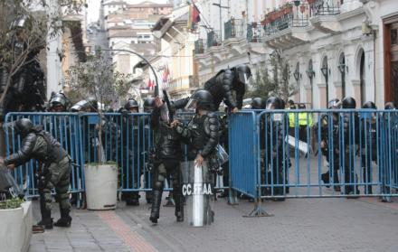 Un fuerte cordón de seguridad rodea el recinto presidencial, la tarde de este lunes.