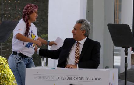 Acto. El presidente Moreno saluda con Lourdes Álvarez, quien padece de cáncer, durante el evento de ayer.