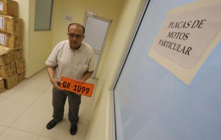 Mientras se debaten posiciones, a los conductores y dueños de vehículos les toca soportar la continua irregularidad en la emisión de placas y licencias.