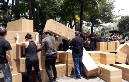 Maestros llegaron a la universidad vestidos de negro y con cartones. Marcharon hasta los exteriores del edificio del rectorado.