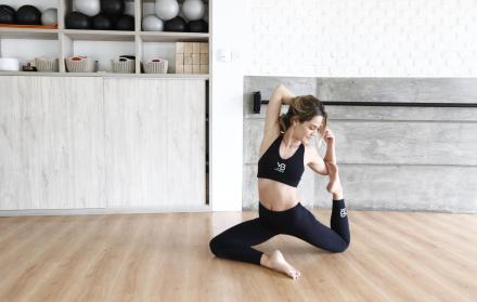 Andrea Santos usa la yoga como herramienta para salir del estrés.