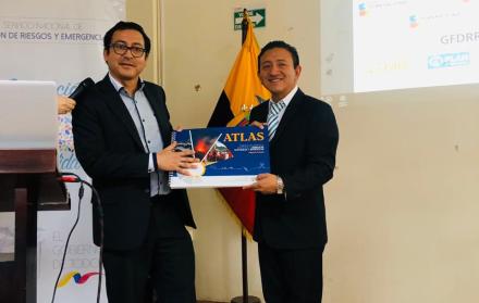 El subdirector del Sngre Leonardo Espinoza entregó documentos al alcalde anfitrión.