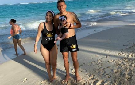 Carlos Garcés, su esposa Vanessa Cobeña y su hija Ainhoa, disfrutan sus vacaciones.