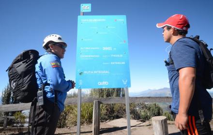 Trabajo. El sargento Fabián Solano, rescatista del GOE, explica a uno de los turistas cómo prepararse para la ruta.
