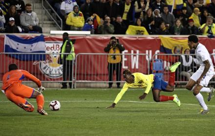 Más dudas que certezas Convocatorias cuestionadas, planteamientos defensivos y un rendimiento por debajo de su nivel habitual, han caracterizado los últimos juegos de la Tricolor.