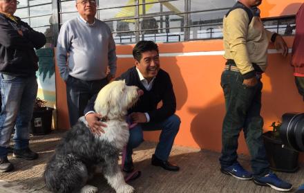 El candidato Jorge Yunda llegó con su mascota Zeus.