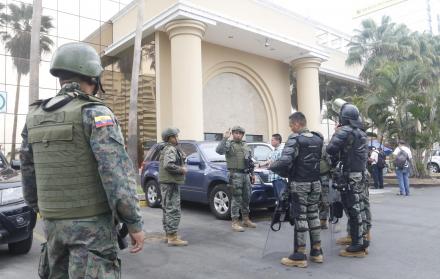 Seguridad. Las fuerzas del Estado establecieron un perímetro en torno al edificio del Gobierno zonal.