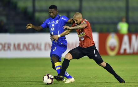 Pedro Pablo Perlaza disputa el balón con un rival.