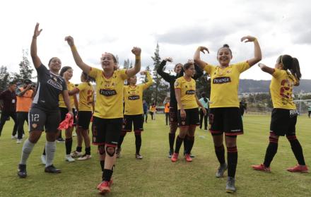Jugadoras de Barcelona festejan el triunfo ante El Nacional.