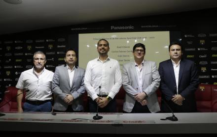 Los integrantes (i-d). Mario Mendieta, Iván Sierra, Raúl Chávez, Carlos Febres Cordero y  César Terán.