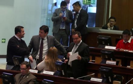 Proponentes. Fabricio Villamar, Esteban Albornoz (presidente de la Comisión de Desarrollo Económico) y Homero Castanier, en la sesión de ayer.