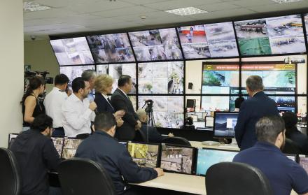 Muestra. Las autoridades observan una muestra de la interconexión de las cámaras. En la pantalla un auto es monitoreado por varias cámaras.