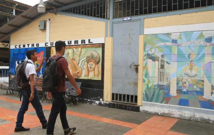 Aulas cerradas. Por dentro, esta aula no está deteriorada, pero ha sido asignada como bodega de materiales de construcción.