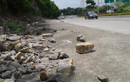 Este jueves rocas cayeron sobre la calzada y vereda de la entrada al túnel San Eduardo, noroeste de Guayaquil.