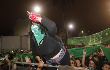 Sociedad dividida. Grupos proaborto y religiosos ultramontanos se manifestaron ayer.