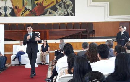 El Vicepresidente de la República durante su intervención en el conversatorio.