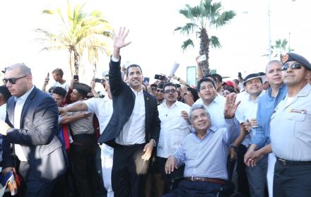 Encuentro. Los presidentes Juan Guaidó y Lenín Moreno responden a los saludos, a su llegada al balneario de Salinas, en Santa Elena.
