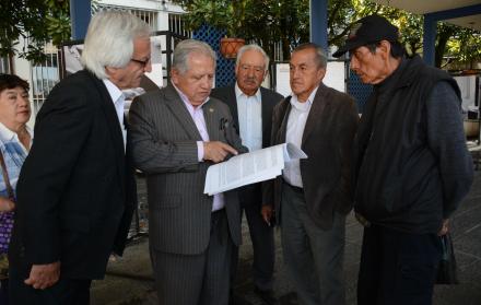 Jubilados, ponen en la Fiscalía General del Estado una denuncia en contra de Rafael Correa y representantes del Seguro Social, por la Autonomía del IESS.