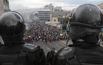 Enfrentamientos. Quito volvió a ser escenario de la fuerte confrontación de policías e indígenas.