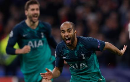 Lucas Moura celebra después de la anotación de un gol durante el partido de semifinales de la UEFA Champions League.