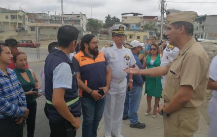 Miembros del SNGRE y de la Armada de Ecuador trabajan juntos en la organización del simulacro. 