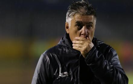 El técnico militar quiere sus partidos en el Atahualpa durante las mañanas.