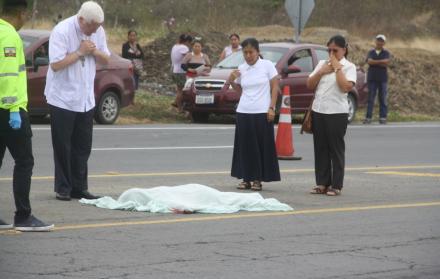 Escena. Monseñor Bertram Wick, obispo de Santo Domingo, bendijo el cuerpo de Jahaira.