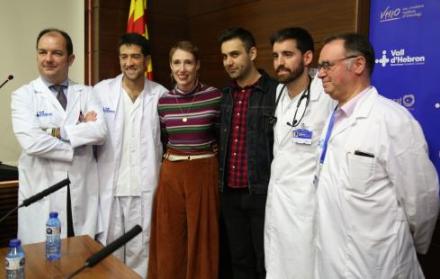 Audrey Mash y su esposo Rhoan Schoeman, junto al grupo de médicos que lograron salvar la vida de la mujer.
