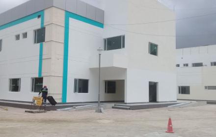 Fotografía de los exteriores de la obra del  Hospital de Piñas tomada el 29 de marzo de 2019. 