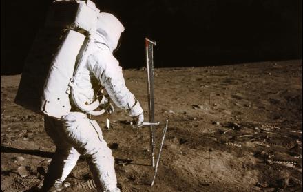 Esta foto tomada por el astronauta Neil Armstrong muestra al astronauta Edwin Aldrin realizando un experimento en la superficie de la luna, durante la misión espacial Apolo 11. 