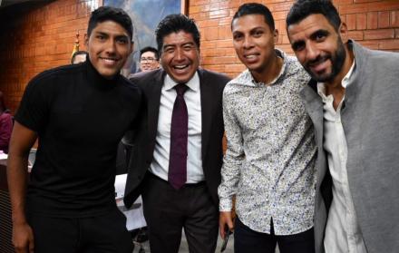 El alcalde de Quito, Jorge Yunda, recibió a los jugadores y se tomó fotografías con el ansiado trofeo.