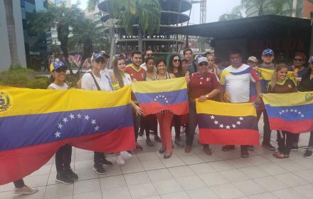Los extranjeros, quienes llevaban los colores de su bandera en camisetas y gorras, se mantuvieron informados sobre la situación en Venezuela, a través de sus celulares.
