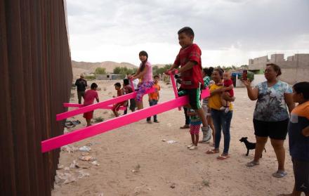 El montaje de los columpios se dio luego de que la Corte Suprema de Estados Unidos autorizara construir el muro en la frontera con el país azteca.