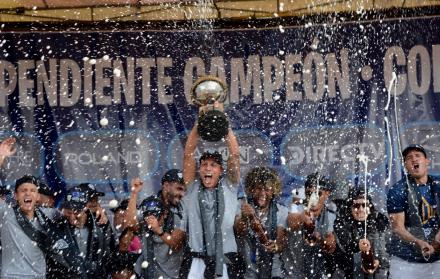 Celebración de los jugadores de independiente del Valle en Quito. 