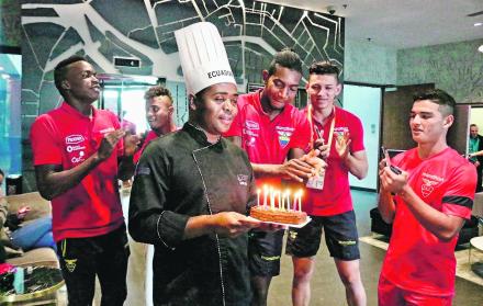 Los integrantes de la selección sorprendieron a Javier Campos, chef de la Tricolor, y le cantaron el feliz cumpleaños en la concentración del combinado nacional.
