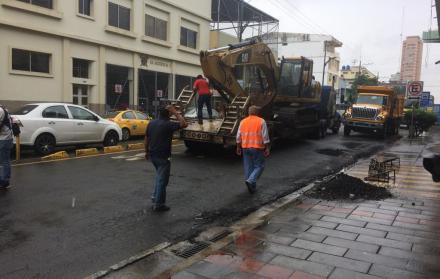 Maquinaria de trabajo ocupó dos carriles de la calle Esmeraldas.