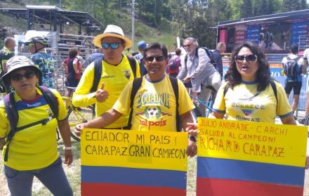 Ecuatorianos esperaron a Carapaz con el estandarte tricolor.