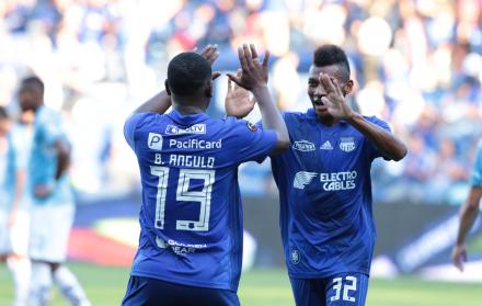 Efectividad. Bryan Cabezas (d) felicita a Brayan Angulo, autor del gol que le dio a Emelec la victoria ante Universidad Católica, ayer en el estadio Capwell. El Cuco solo tuvo dos oportunidades frente al arco y facturó una de ellas.