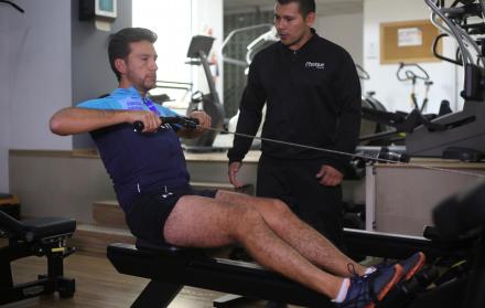 Desafío. Sebastián Guayasamín se preparó durante cuatro meses para debutar en el Ironman. Participará en la categoría de relevos con Soledad Gómez y Rodolfo Sepúlveda.