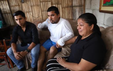 La esposa de la víctima, María Mercedes Figueroa, junto a sus hijos Érick y Kevin piden a las autoridades ayuda para repatriar el cuerpo. 
