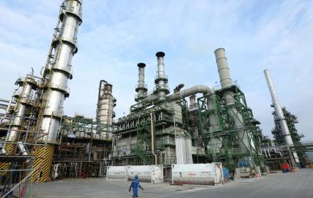 La capacidad de la nueva refinería casi triplicaría la producción de la Esmeraldas, que puede operar con 110.000 barriles diarios de crudo.
