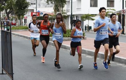 Competencia Expreso por las calles de Guayaquil.