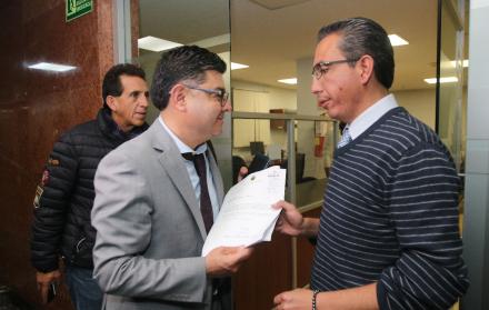 Jhon de Mora Moncayo y Jhon Ramos recibieron el proyecto de Ley Económica entregado por el presidente Lenín Moreno a la Asamblea.