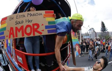 En Quito también se realizan movilizaciones por el Día Internacional del Orgullo, que este año coincide con el fallo de la Corte Constitucional que abrió la posibilidad al matrimonio civil igualitario en Ecuador. (Ángelo Chamba / Expreso)