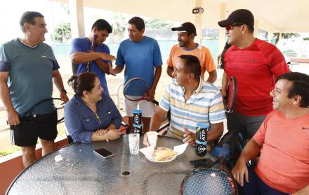 Distendidos. Las tertulias en los lugares aledaños a las canchas de tenis son algo muy común en este club. Siempre se mantiene un gran ambiente.