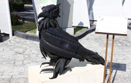 Figuras hechas de llantas recicladas se exponen en la plaza Guayarte.