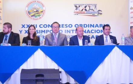 El viceministro del Ministerio de Transporte y Obras Públicas (MTOP), Iván Carvallo (segundo a la derecha), participó en la inauguración del evento