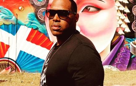 Magic Juan con su equipo y empresario artístico se lanzan dardos