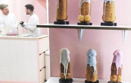 Los clientes tienen la opción de cubrir su waffle con forma de pene con sirope de chocolate negro, Nutella, chocolate de fresa, dulce de vainilla de color azul, crema de Kinder Bueno y chocolate blanco.