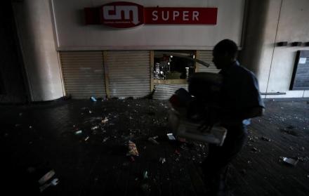 En algunas zonas de la capital y de otras ciudades del país regresaba de forma intermitente el servicio eléctrico, pero expertos advertían del riesgo de nuevos apagones.